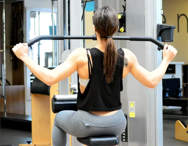 woman doing lat pulldowns