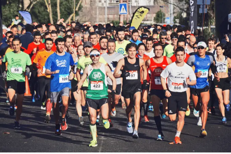 a large number of people in a marathon 